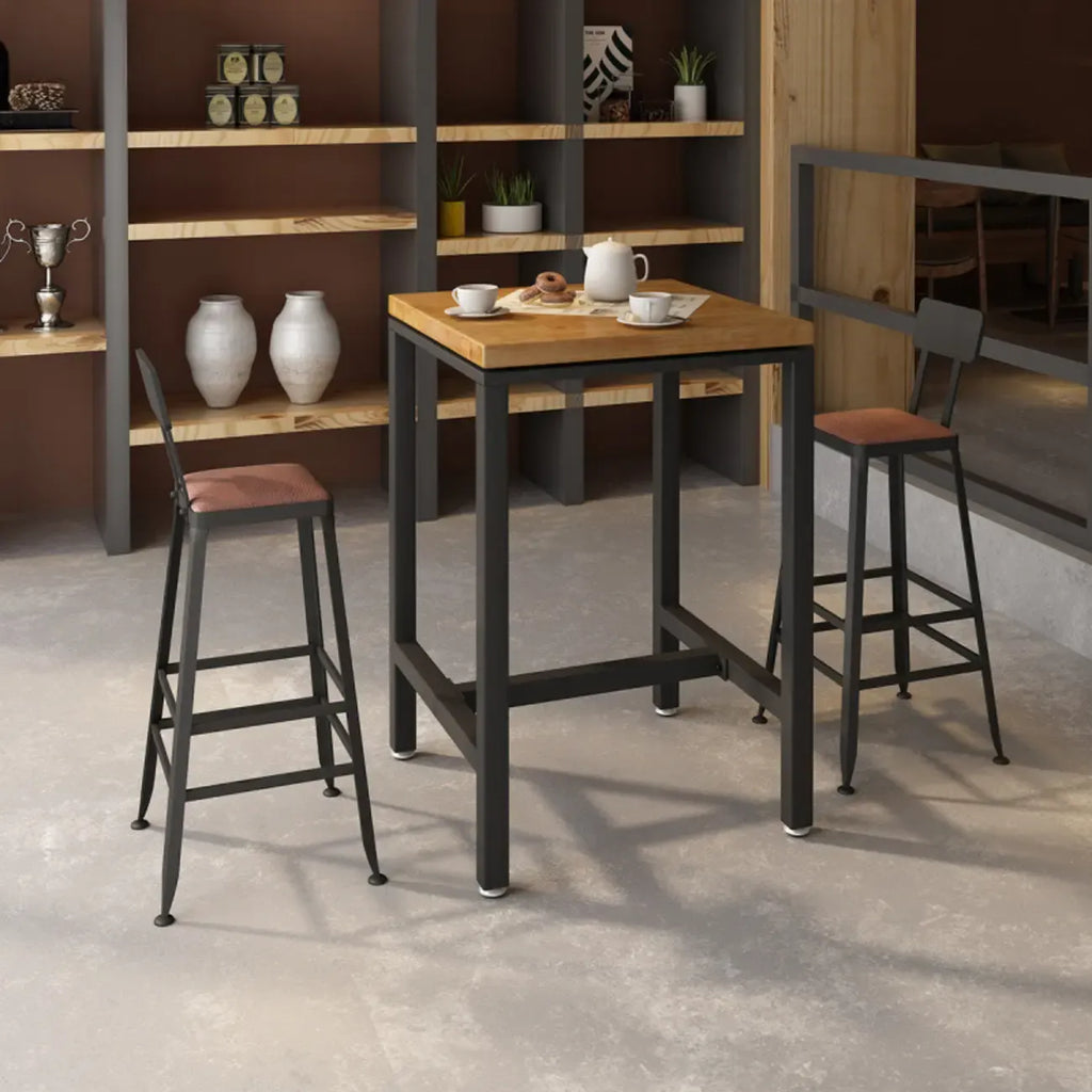 Table haute de bar de style industriel avec plateau en bois et repose-pieds pour les repas