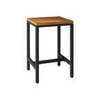 Table haute de bar de style industriel avec plateau en bois et repose-pieds pour les repas