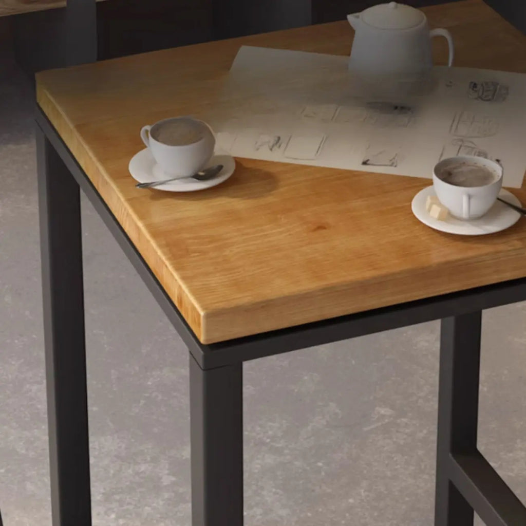 Table haute de bar de style industriel avec plateau en bois et repose-pieds pour les repas