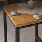 Table haute de bar de style industriel avec plateau en bois et repose-pieds pour les repas