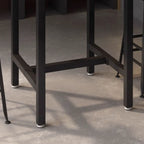 Table haute de bar de style industriel avec plateau en bois et repose-pieds pour les repas