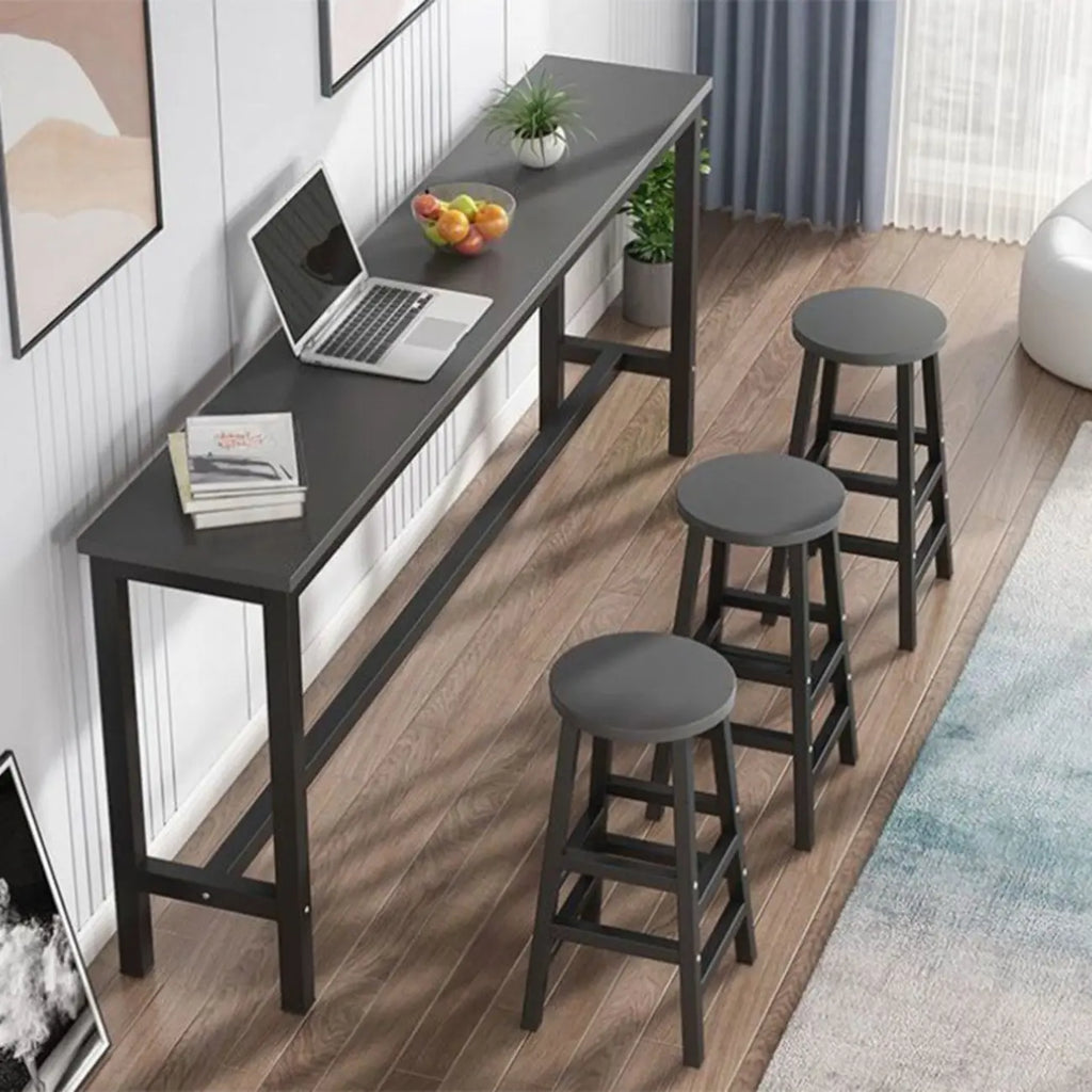 Tables de bar rectangulaires grises en bois et métal avec repose-pieds