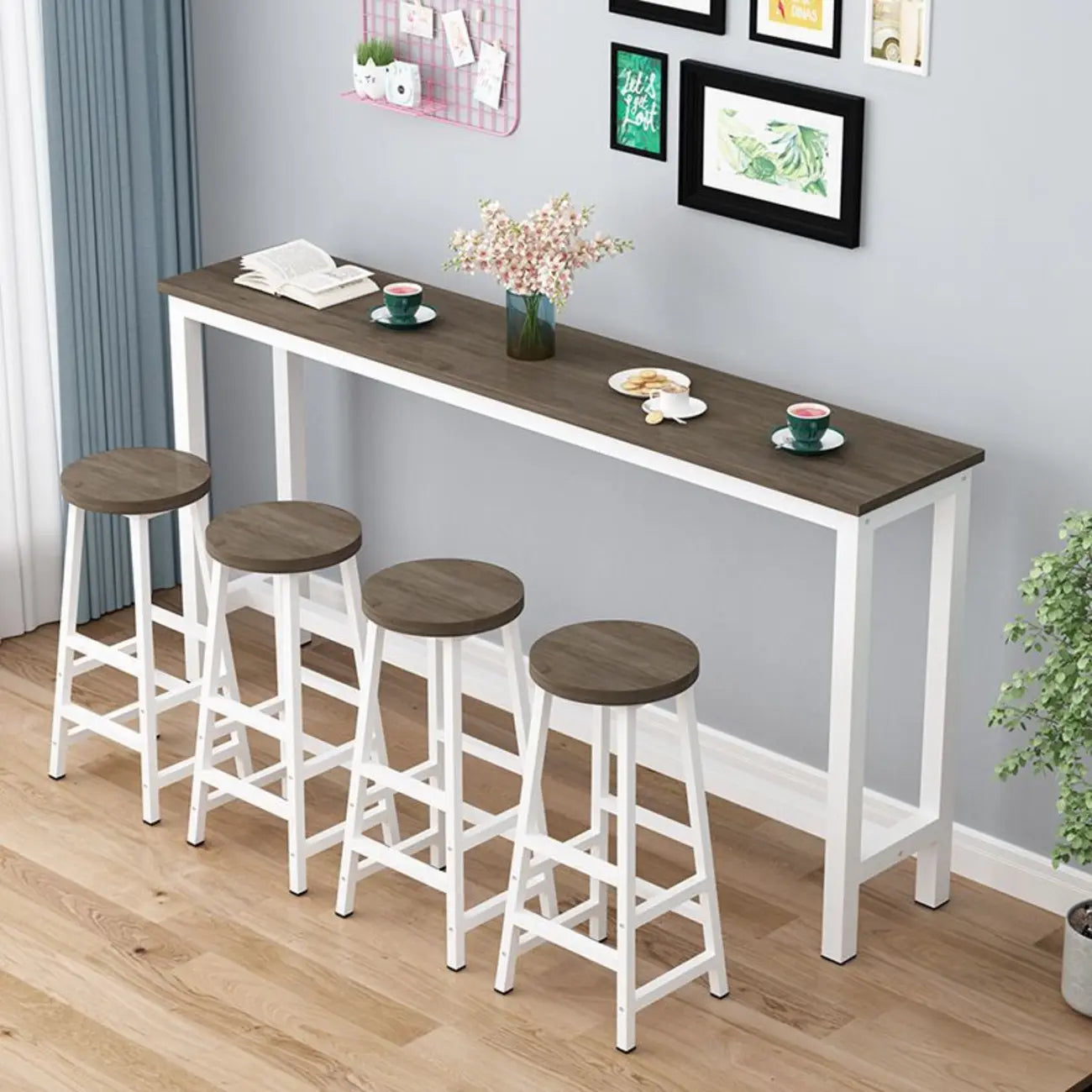Tables de bar rectangulaires grises en bois et métal avec repose-pieds