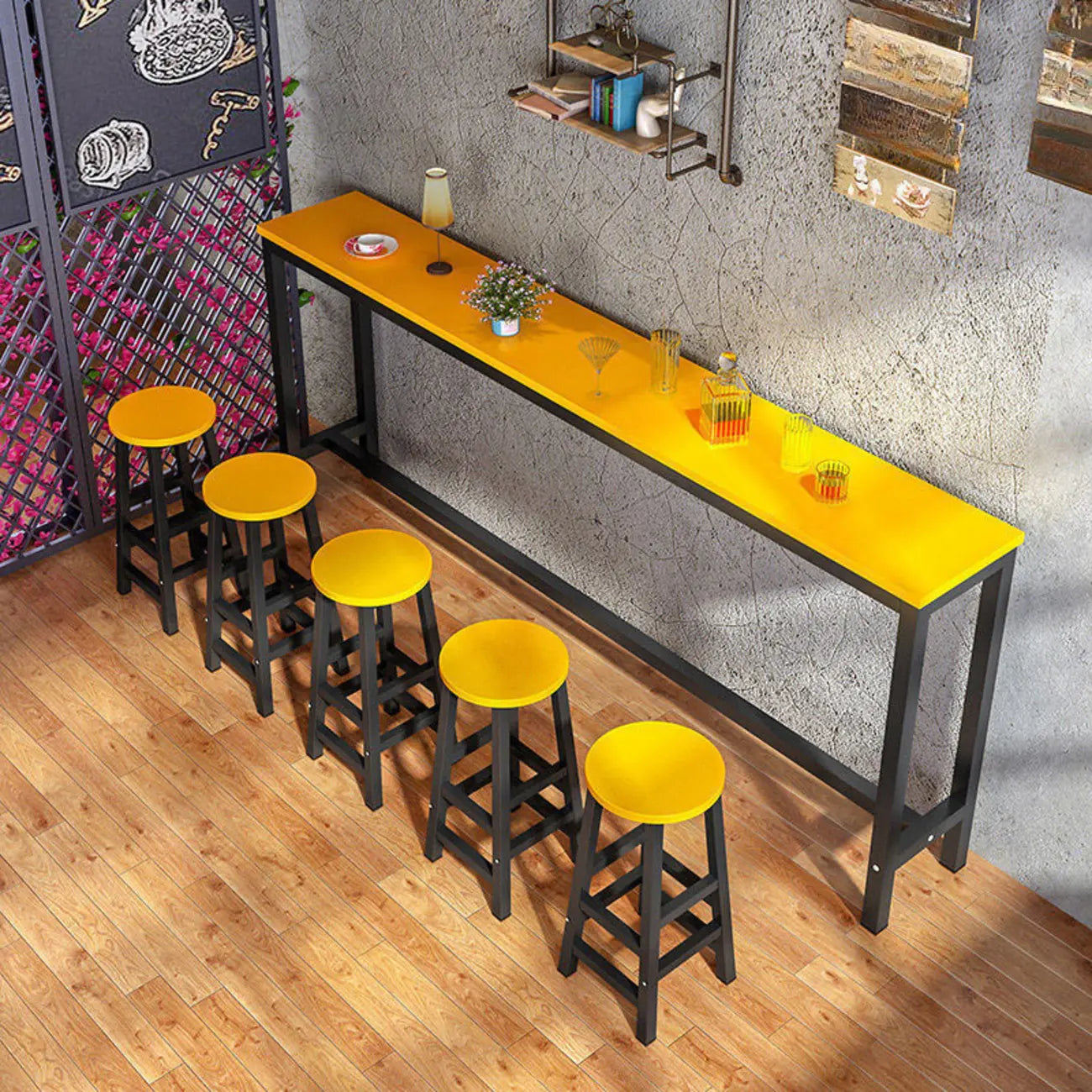 Tables de bar rectangulaires grises en bois et métal avec repose-pieds