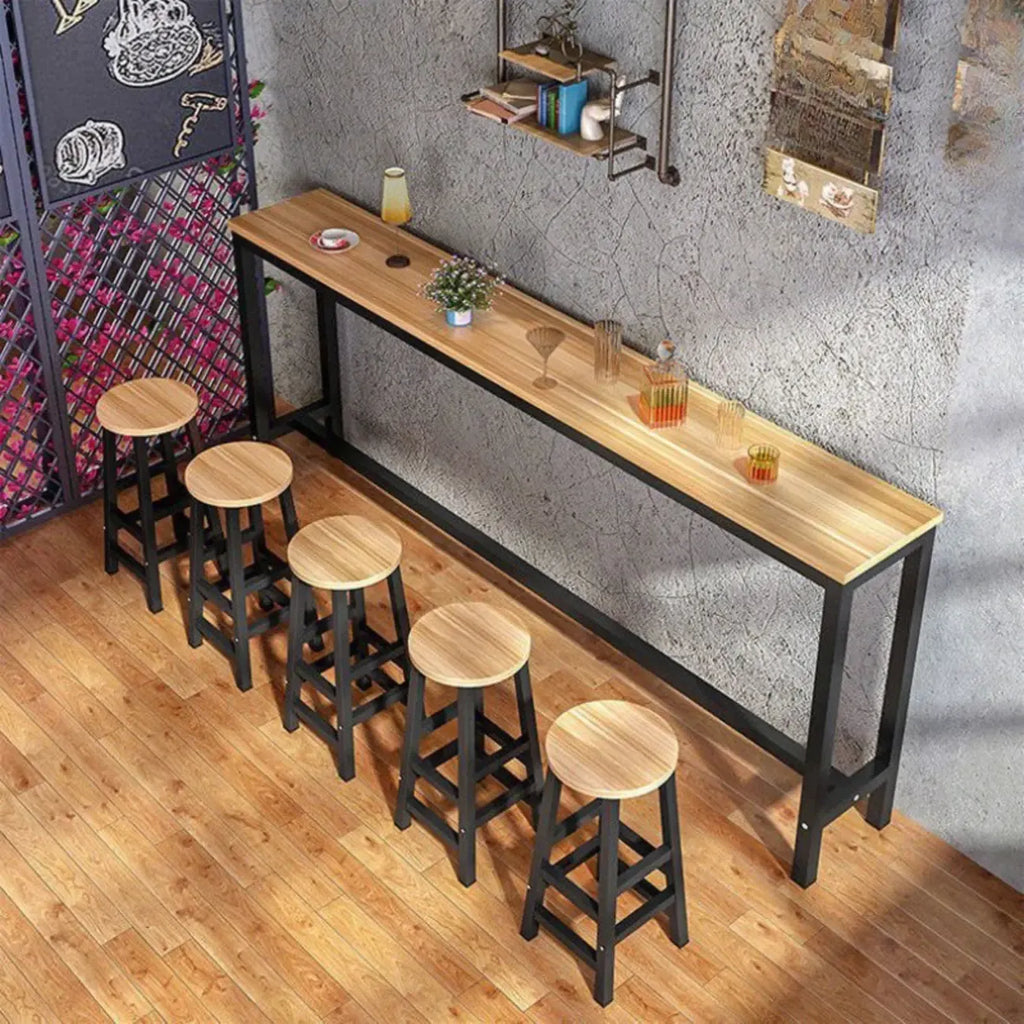 Tables de bar rectangulaires grises en bois et métal avec repose-pieds