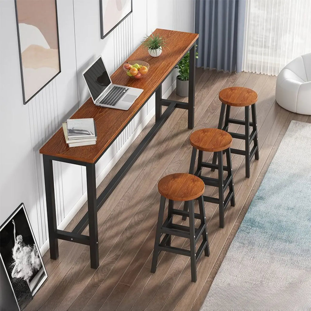 Tables de bar rectangulaires grises en bois et métal avec repose-pieds