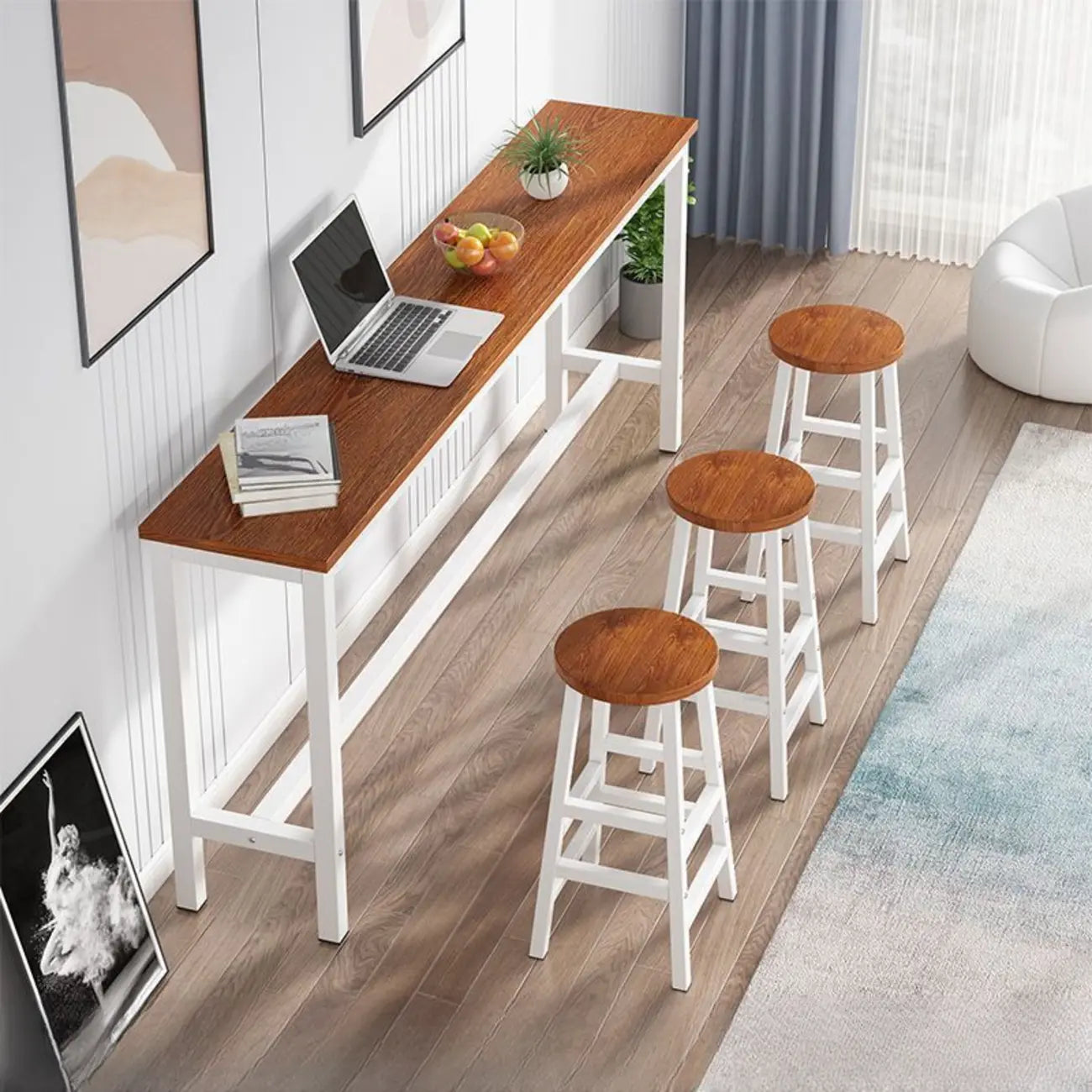 Tables de bar rectangulaires grises en bois et métal avec repose-pieds