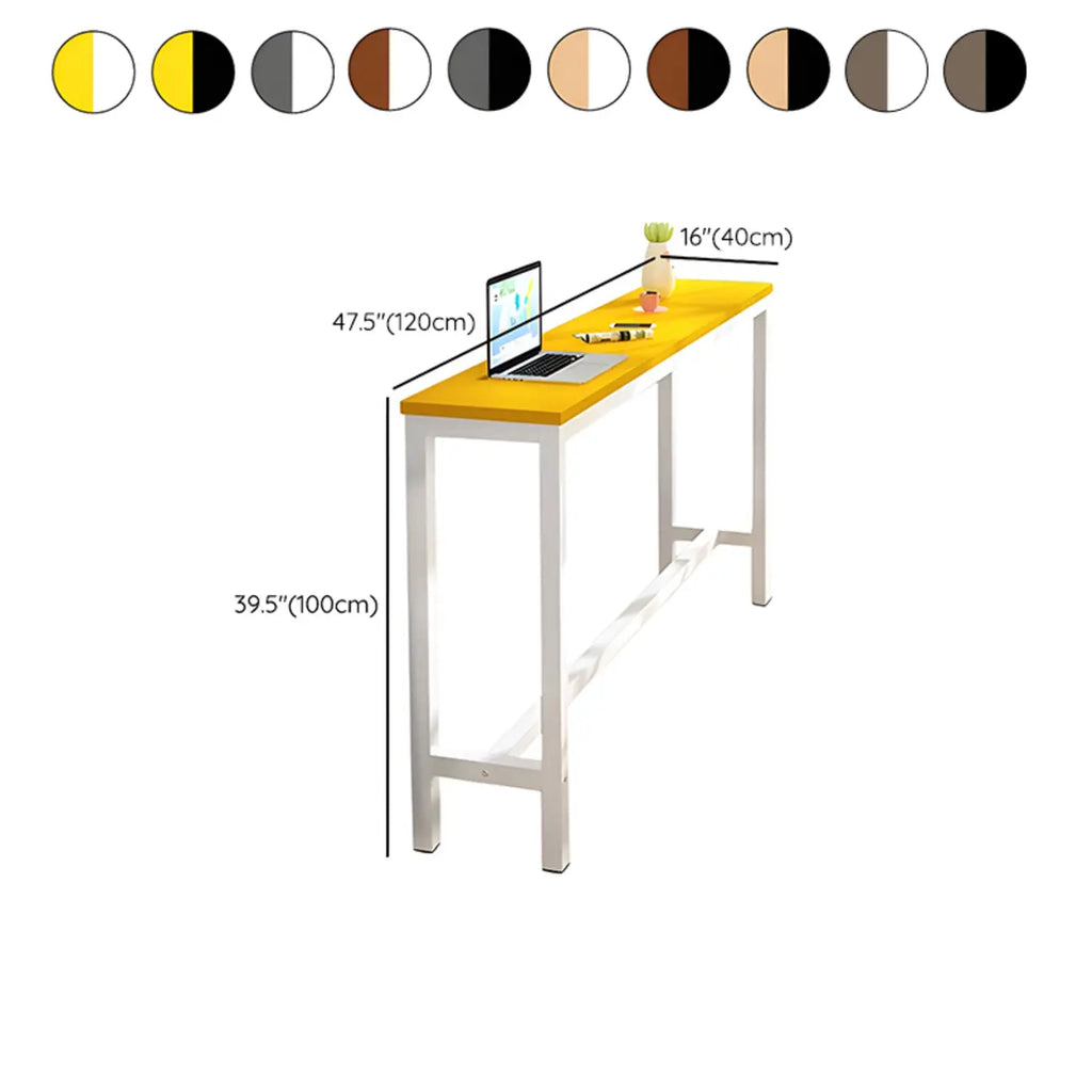 Tables de bar rectangulaires grises en bois et métal avec repose-pieds