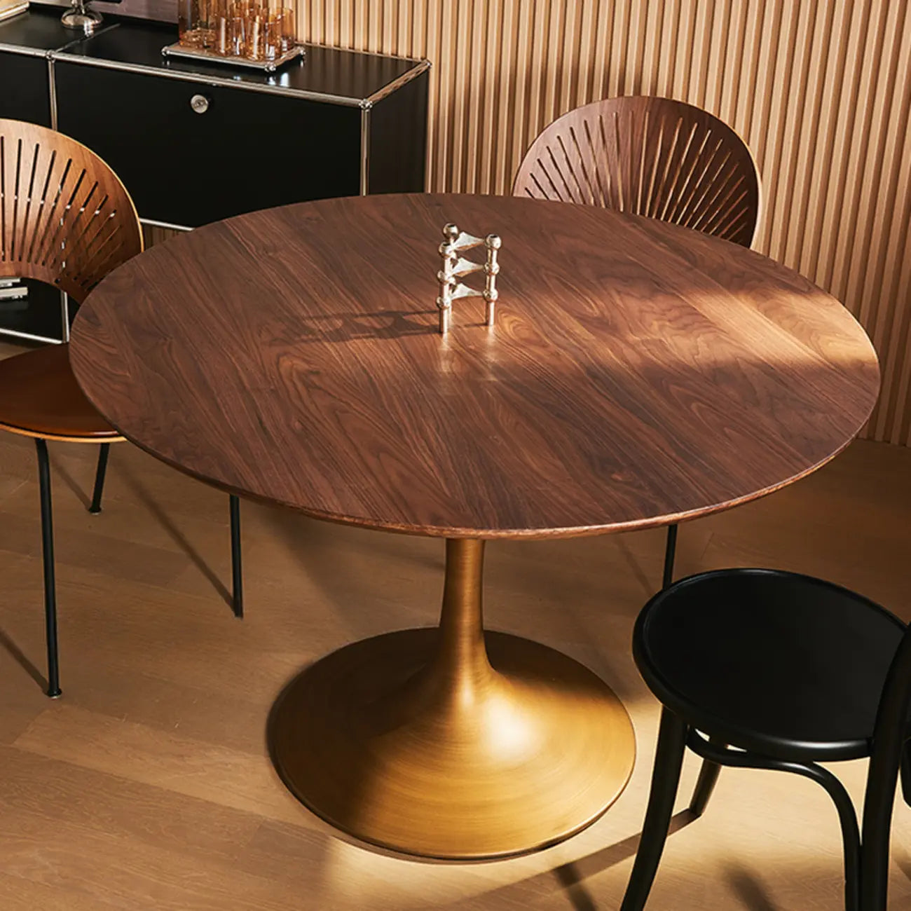 Table de salle à manger ronde en bois brun glamour