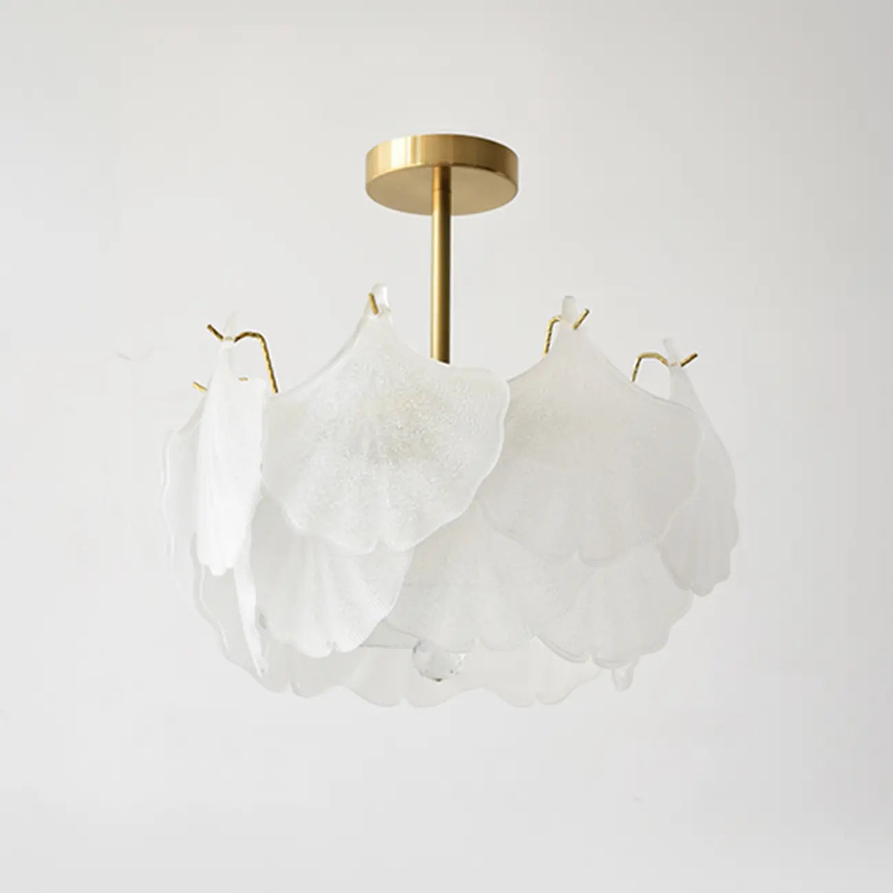 Plafonnier semi-encastré élégant en verre doré à feuilles