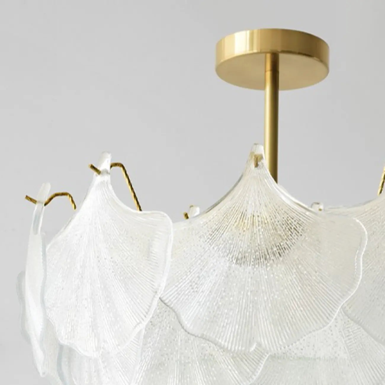 Plafonnier semi-encastré élégant en verre doré à feuilles