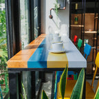Tables de bar modernes en bois coloré avec plateau fixe et repose-pieds