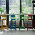 Tables de bar modernes en bois coloré avec plateau fixe et repose-pieds