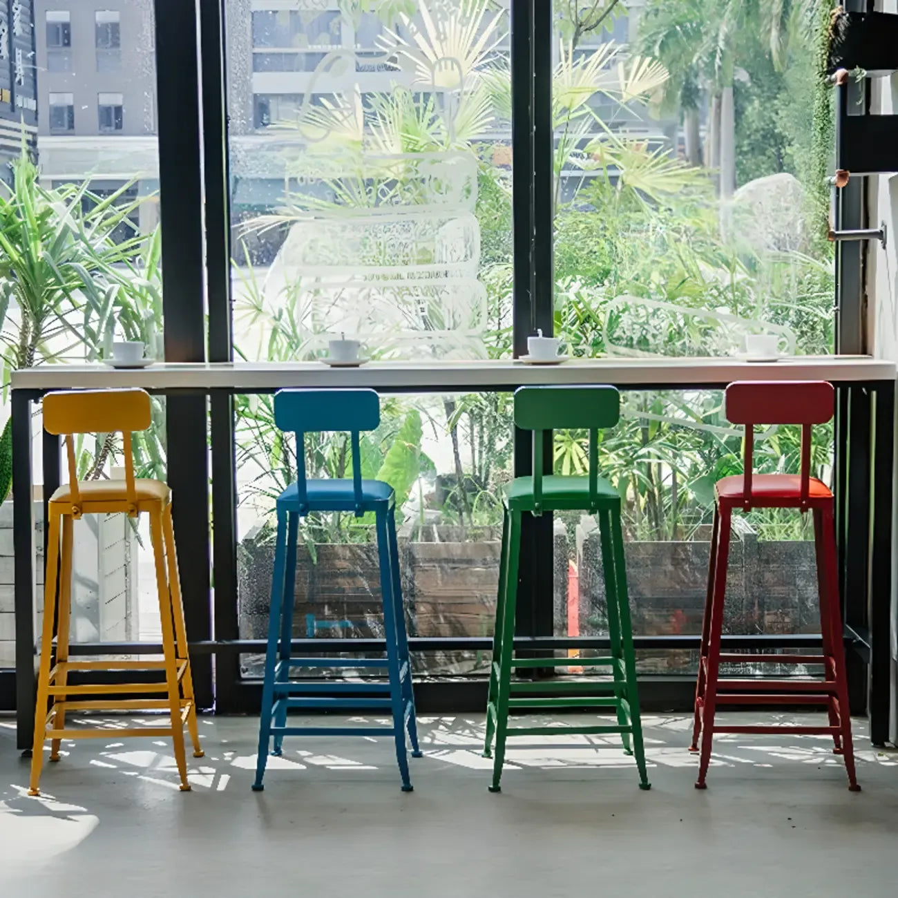 Tables de bar modernes en bois coloré avec plateau fixe et repose-pieds