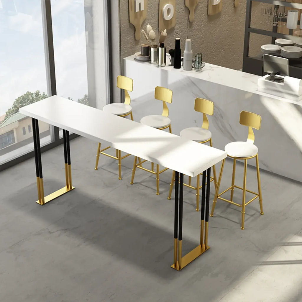 Table de bar élégante avec plateau en bois et piètement en métal pour la cuisine