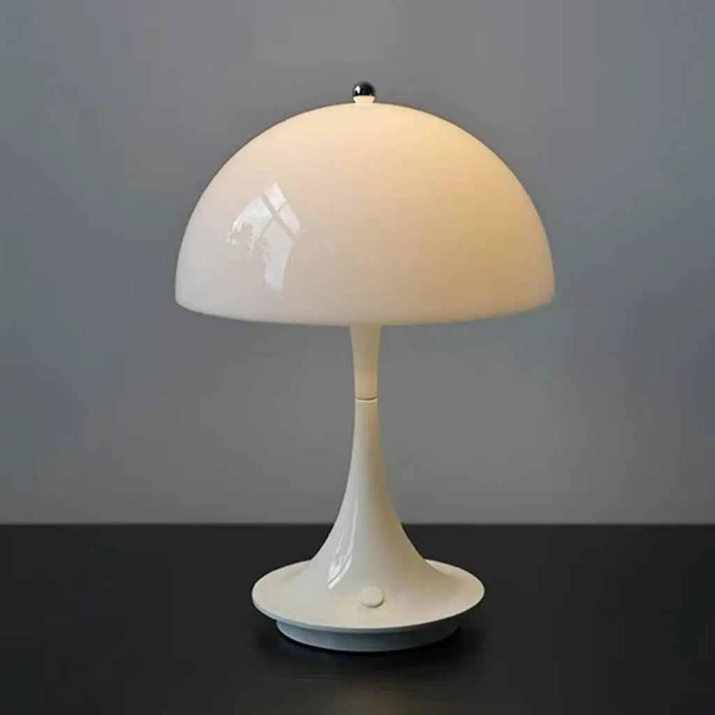 Lampe de table Art Déco sans fil à LED blanche avec dôme et abat-jour en acrylique.