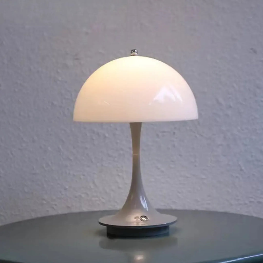 Lampe de table Art Déco sans fil à LED blanche avec dôme et abat-jour en acrylique.