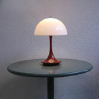 Lampe de table Art Déco sans fil à LED blanche avec dôme et abat-jour en acrylique.