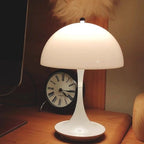 Lampe de table Art Déco sans fil à LED blanche avec dôme et abat-jour en acrylique.