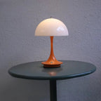Lampe de table Art Déco sans fil à LED blanche avec dôme et abat-jour en acrylique.