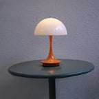 Lampe de table Art Déco sans fil à LED blanche avec dôme et abat-jour en acrylique.