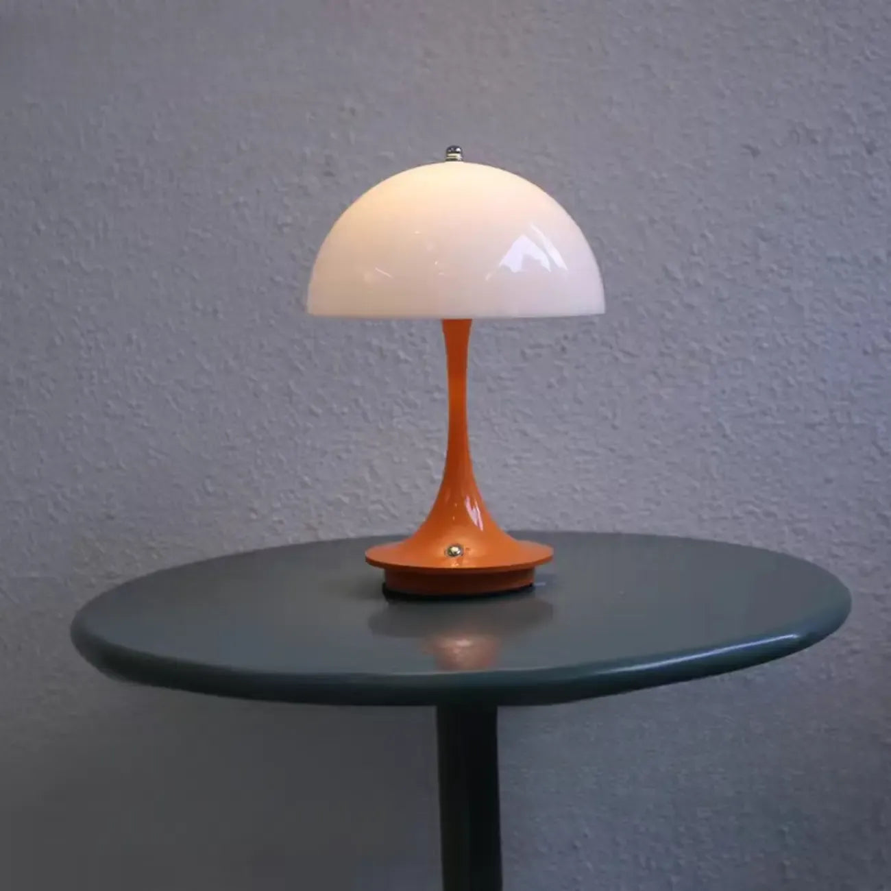 Lampe de table Art Déco sans fil à LED blanche avec dôme et abat-jour en acrylique.