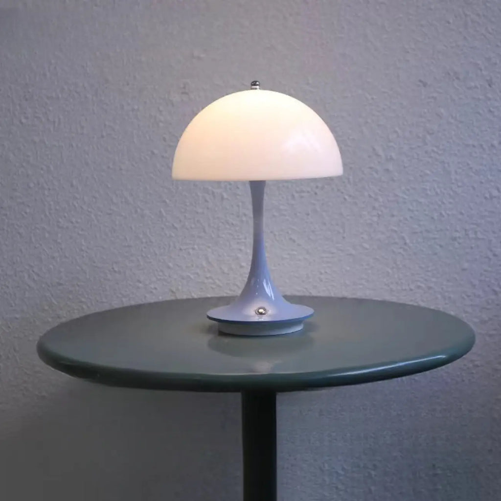 Lampe de table Art Déco sans fil à LED blanche avec dôme et abat-jour en acrylique.
