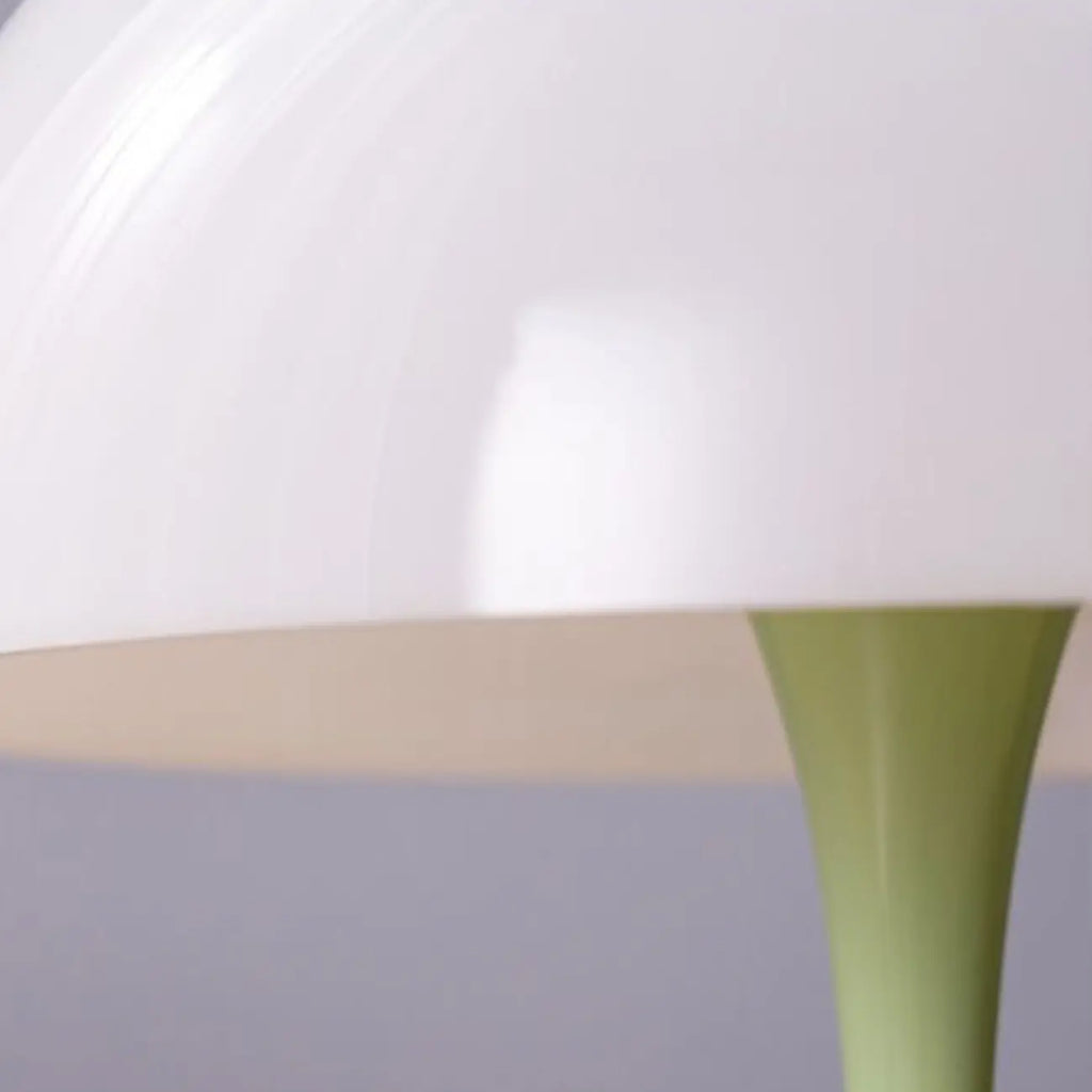 Lampe de table Art Déco sans fil à LED blanche avec dôme et abat-jour en acrylique.