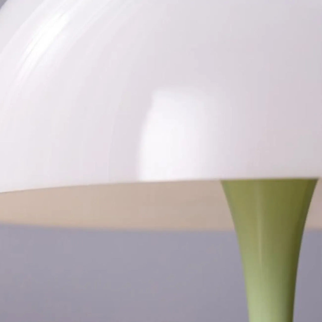 Lampe de table Art Déco sans fil à LED blanche avec dôme et abat-jour en acrylique.