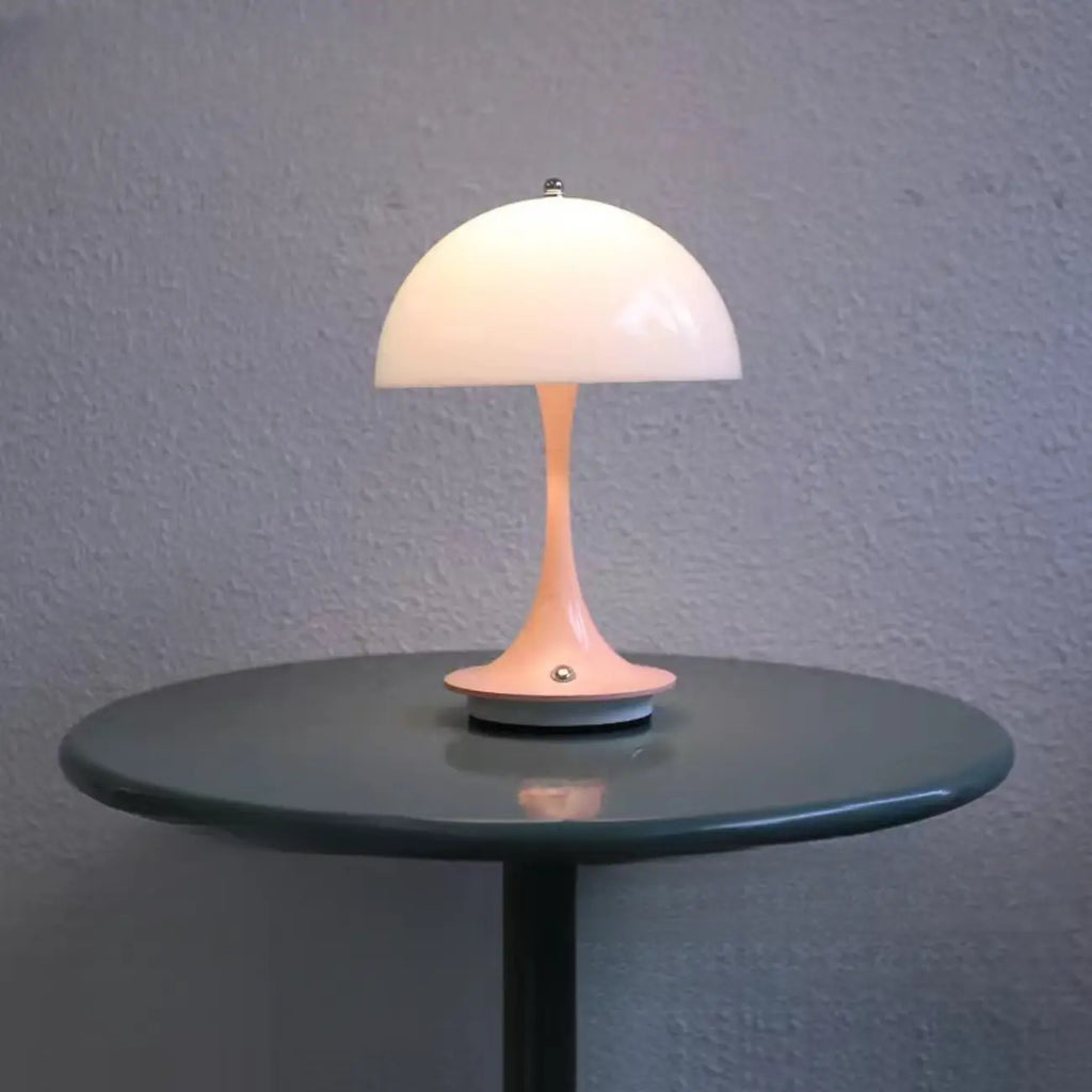 Lampe de table Art Déco sans fil à LED blanche avec dôme et abat-jour en acrylique.