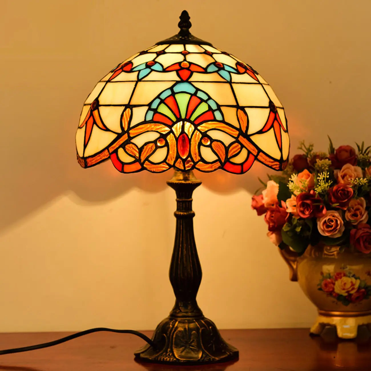 Lampe de table vintage HomeyFad en bronze avec dôme en vitrail.