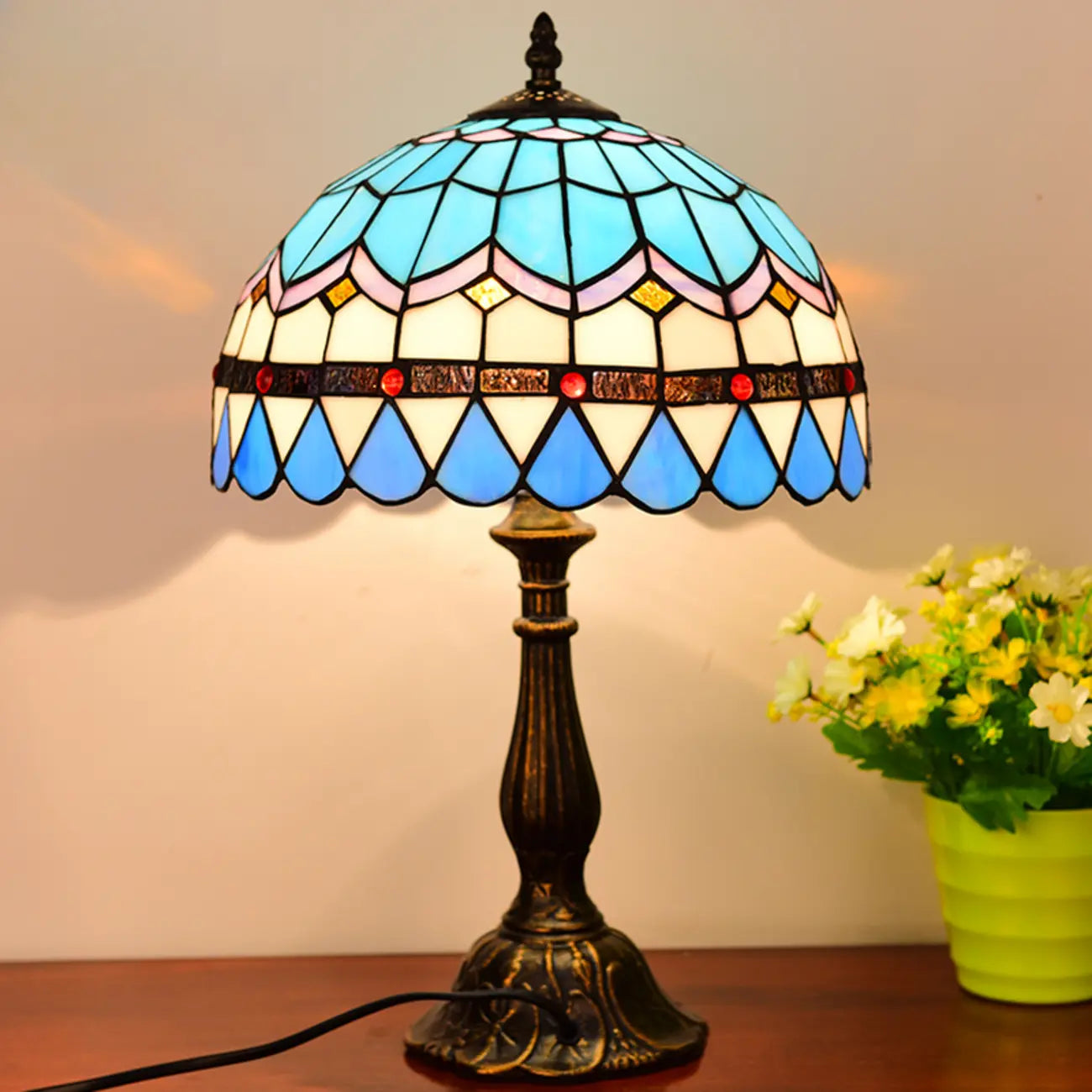 Lampe de table vintage HomeyFad en bronze avec dôme en vitrail.
