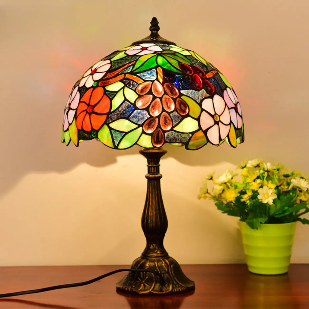 Lampe de table vintage HomeyFad en bronze avec dôme en vitrail.