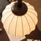 Suspension contemporaine en bois et soie beige citrouille