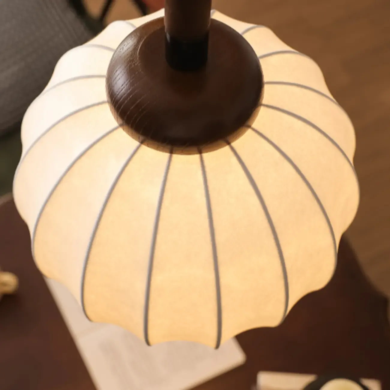 Suspension contemporaine en bois et soie beige citrouille