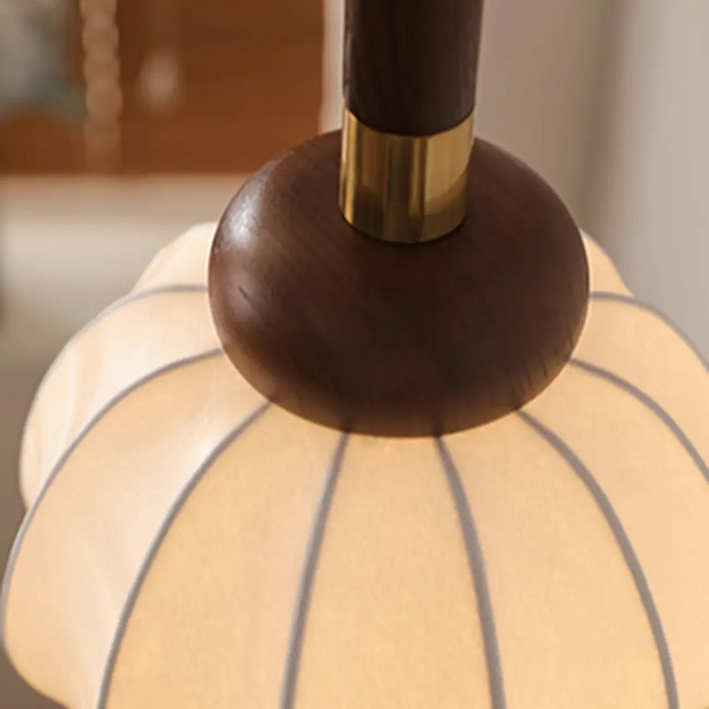 Suspension contemporaine en bois et soie beige citrouille