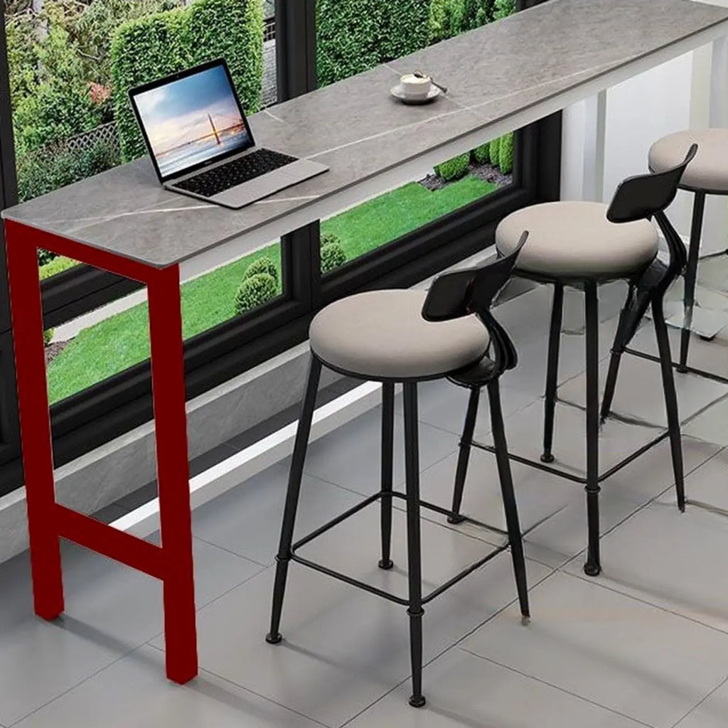 Table haute de bar moderne avec plateau en pierre grise et piètement à tréteaux