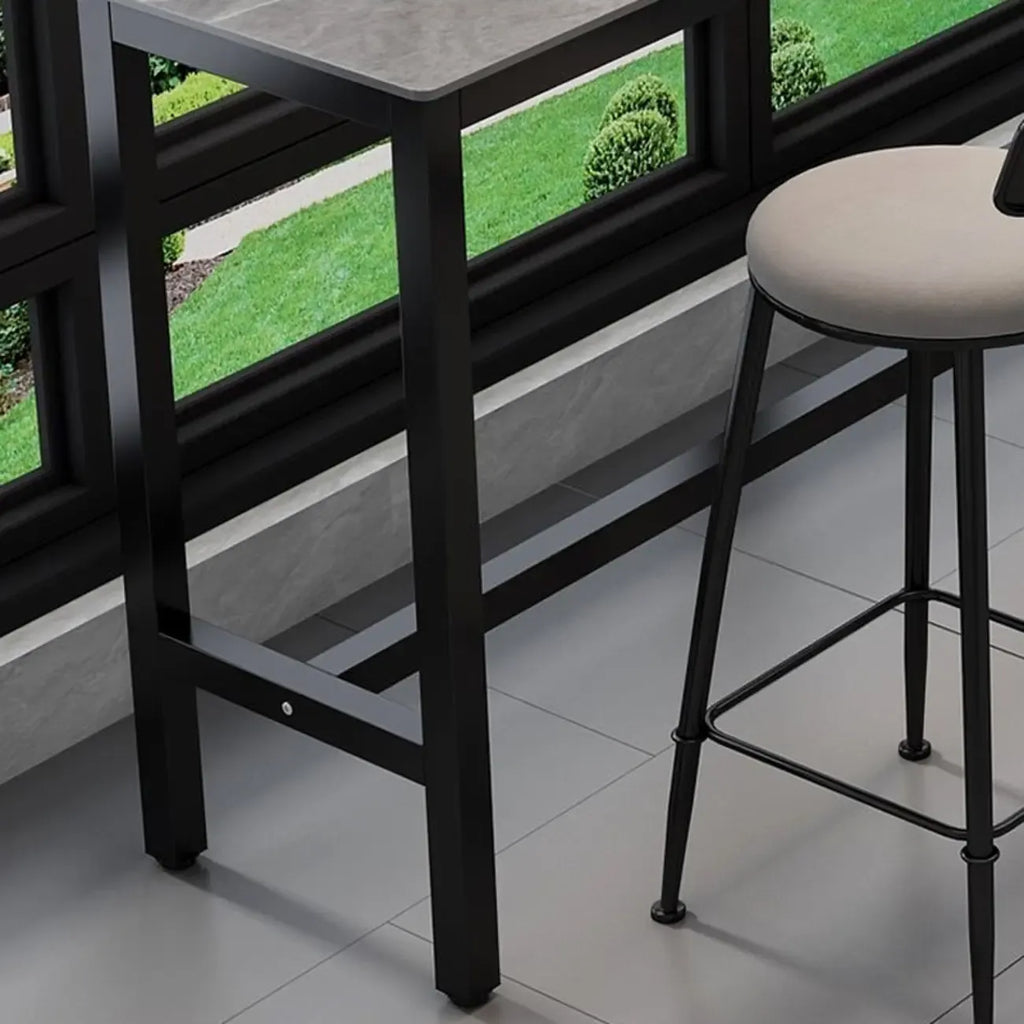 Table haute de bar moderne avec plateau en pierre grise et piètement à tréteaux