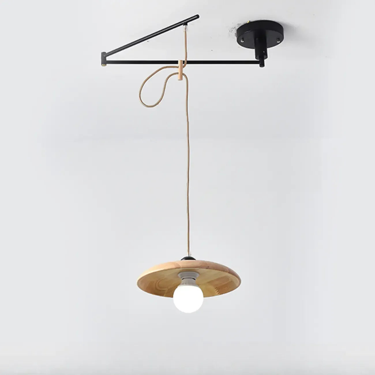 Suspension ronde moderne et flexible en bois massif et métal