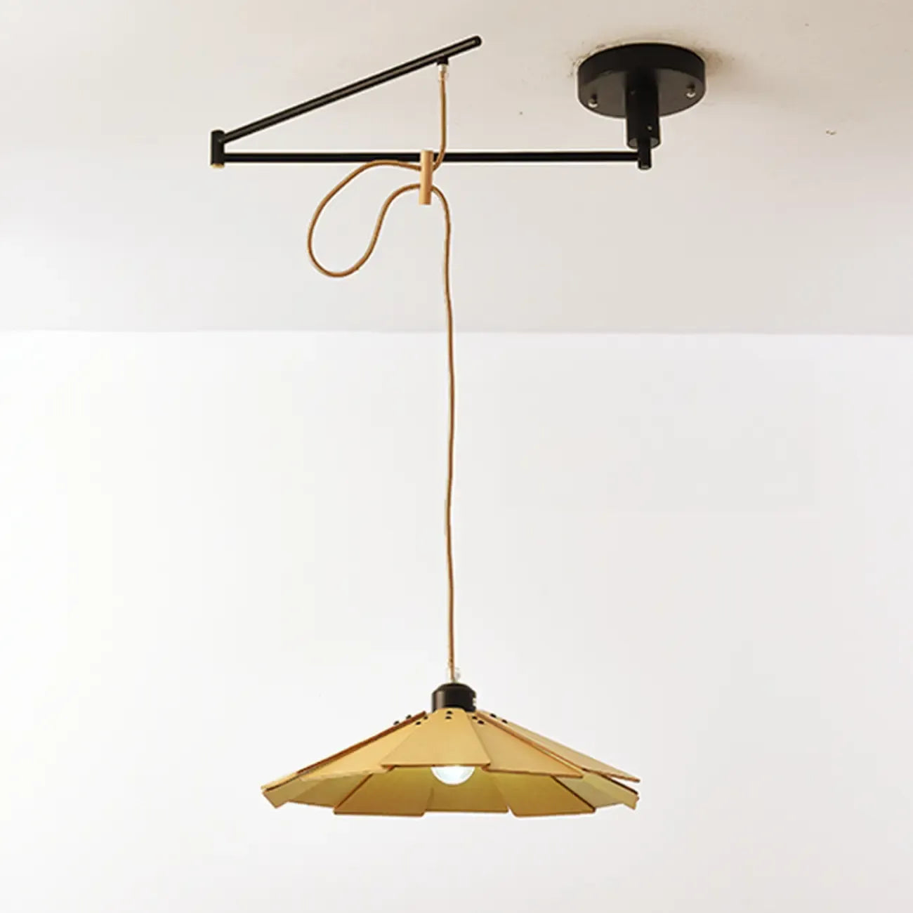 Suspension ronde moderne et flexible en bois massif et métal