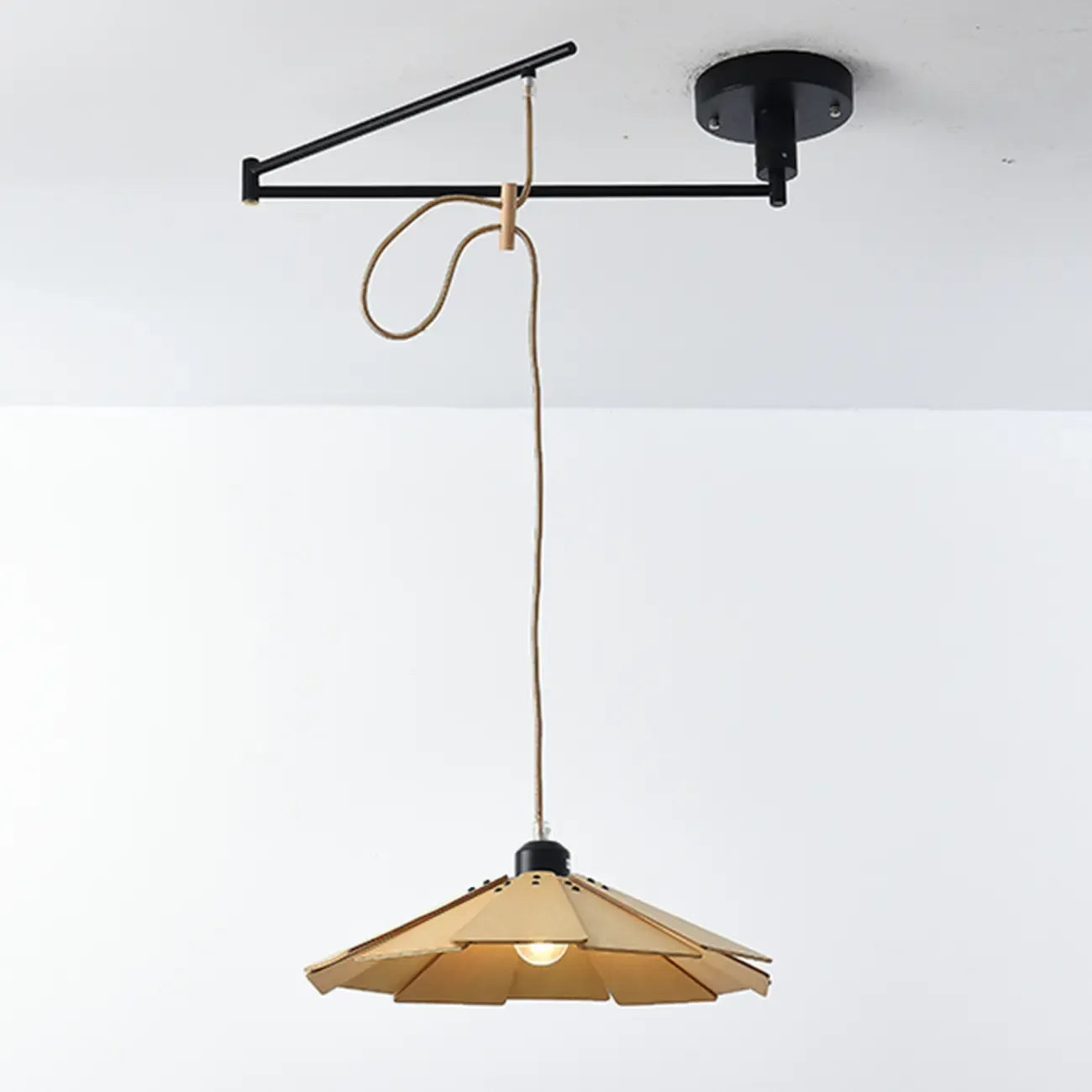 Suspension ronde moderne et flexible en bois massif et métal