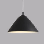 Suspension industrielle en métal noir avec dôme et chaîne.