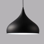 Suspension industrielle en métal noir avec dôme et chaîne.