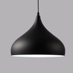 Suspension industrielle en métal noir avec dôme et chaîne.