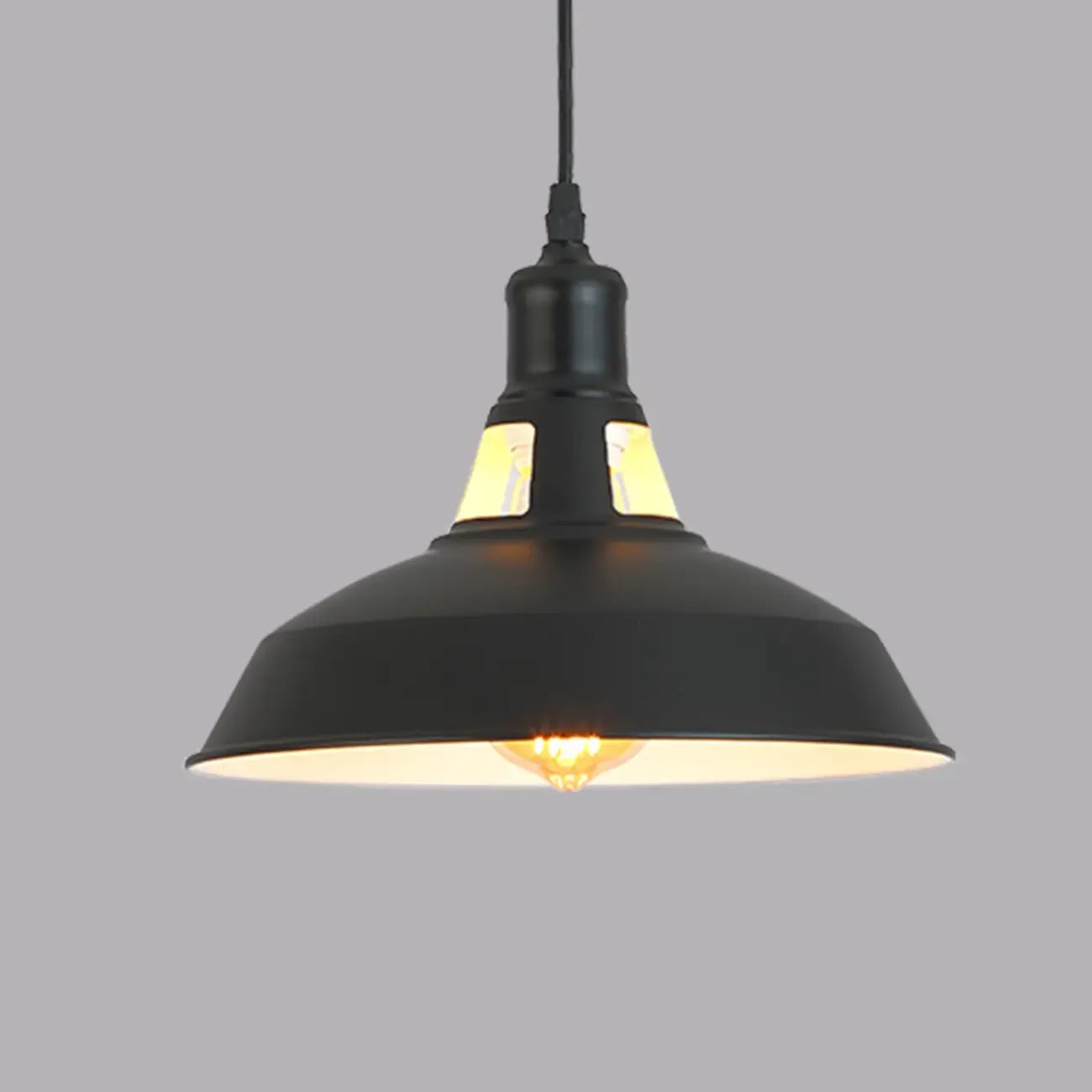 Suspension industrielle en métal noir avec dôme et chaîne.