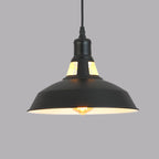 Suspension industrielle en métal noir avec dôme et chaîne.