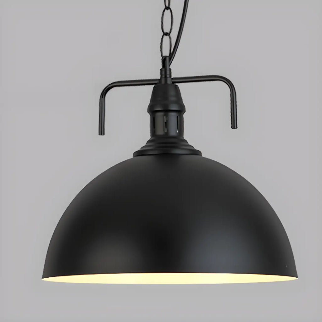 Suspension industrielle en métal noir avec dôme et chaîne.