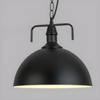 Suspension industrielle en métal noir avec dôme et chaîne.