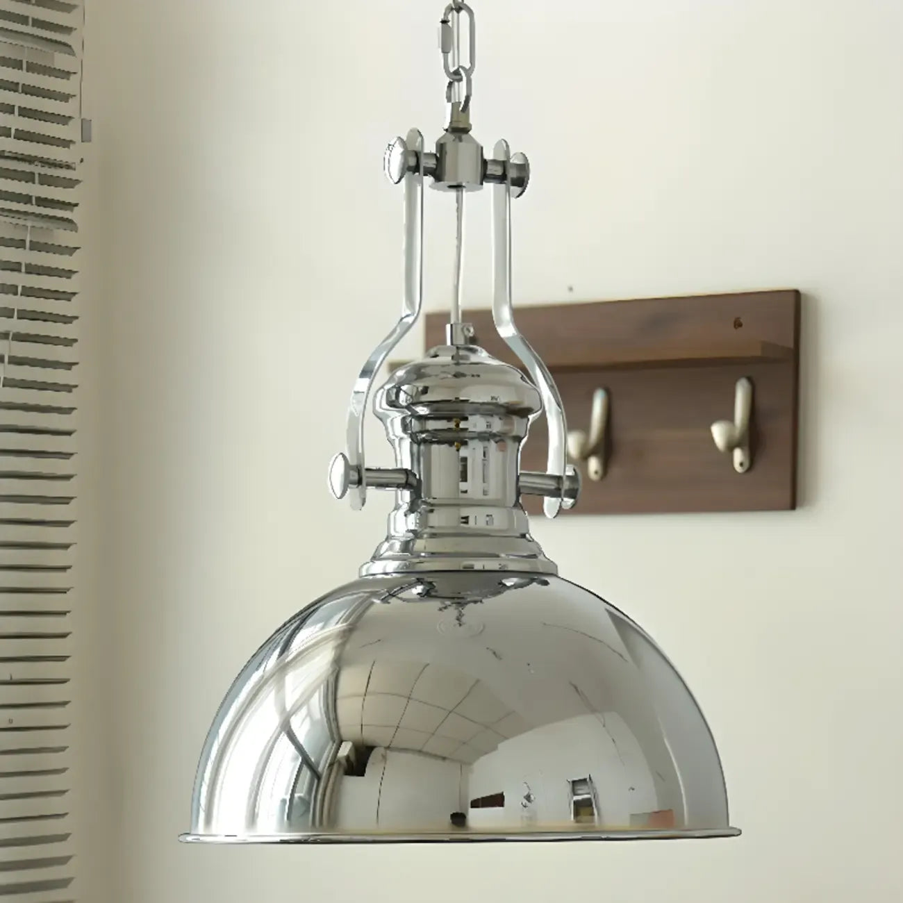 Suspension industrielle argentée en forme de dôme pour cuisine
