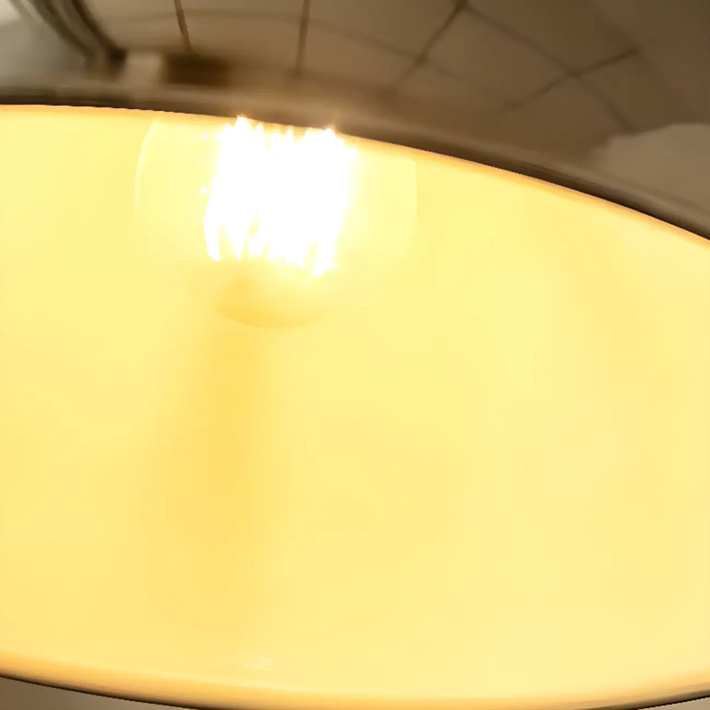 Suspension industrielle argentée en forme de dôme pour cuisine